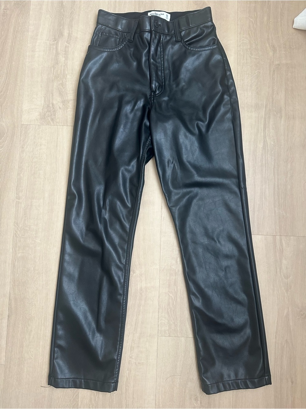 Abercrombie & Fitch Vegan Leather ’90s Straight Ultra High Rise Pants – Size 25